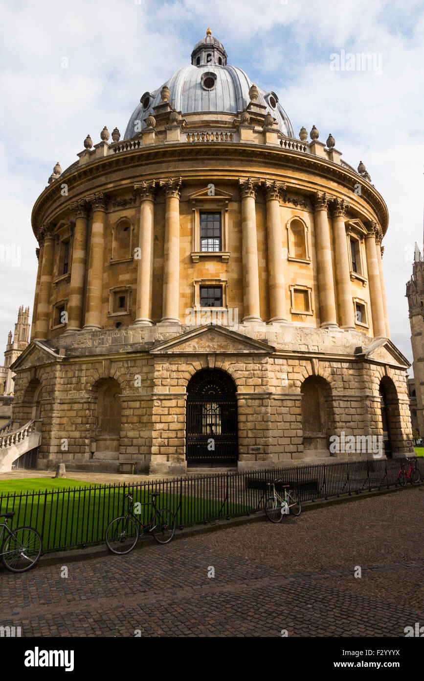 Radcliffe Camera Gebäude mit Sonne an einem sonnigen Tag mit blauem Himmel / Himmel; Teil der Universität von Oxford. Oxford University Press; VEREINIGTES KÖNIGREICH. Stockfoto