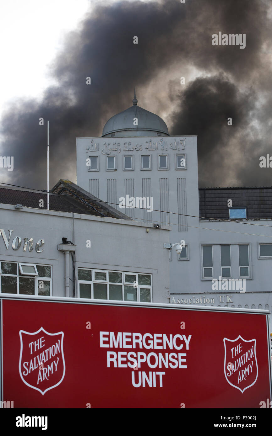 Morden, Süd-West-London, UK, 26. Sep, 2015. Morden, Süd-West-London, UK, 26. Sep, 2015. Morden, Süd-West-London, UK, 26. Sep, 2015. Bild zeigt ein großes Feuer im Süden Morden Moschee Fire, London, UK-Credit: Jeff Gilbert/Alamy Live News Stockfoto