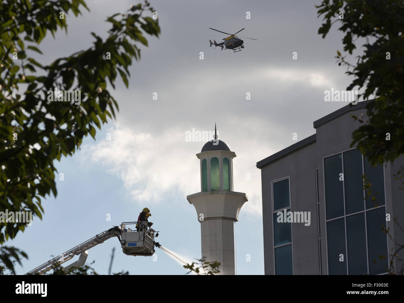 Morden, Süd-West-London, UK, 26. Sep, 2015. Morden, Süd-West-London, UK, 26. Sep, 2015. Morden, Süd-West-London, UK, 26. Sep, 2015. Bild zeigt ein großes Feuer im Süden Morden Moschee Fire, London, UK-Credit: Jeff Gilbert/Alamy Live News Stockfoto