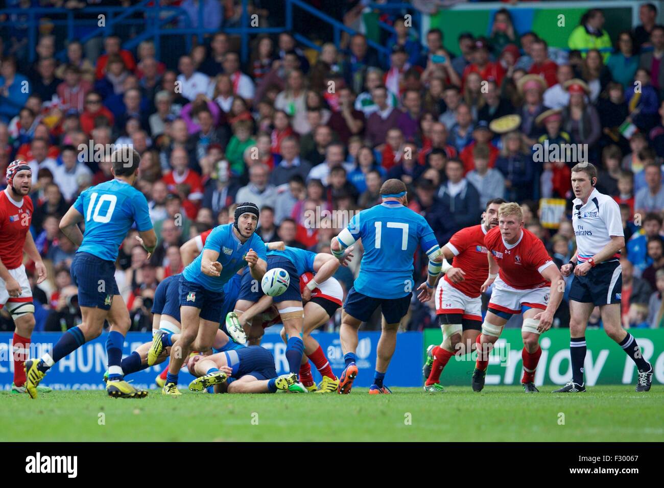 Leeds, UK. 26. Sep 2015. Rugby World Cup. Italien gegen Kanada. Italien Scrumhälfte Edoardo Gori übergibt an Italien fliegen Hälfte Tommaso Allan. Bildnachweis: Aktion Plus Sport/Alamy Live-Nachrichten Stockfoto