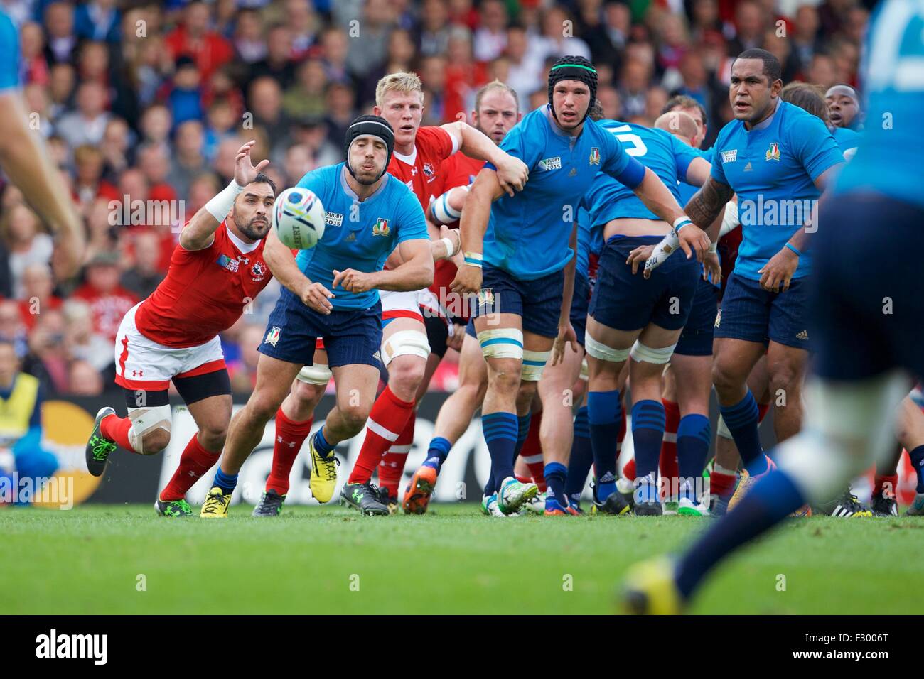 Leeds, UK. 26. Sep 2015. Rugby World Cup. Italien gegen Kanada. Italien Scrumhälfte Edoardo Gori geht der Ball. Bildnachweis: Aktion Plus Sport/Alamy Live-Nachrichten Stockfoto