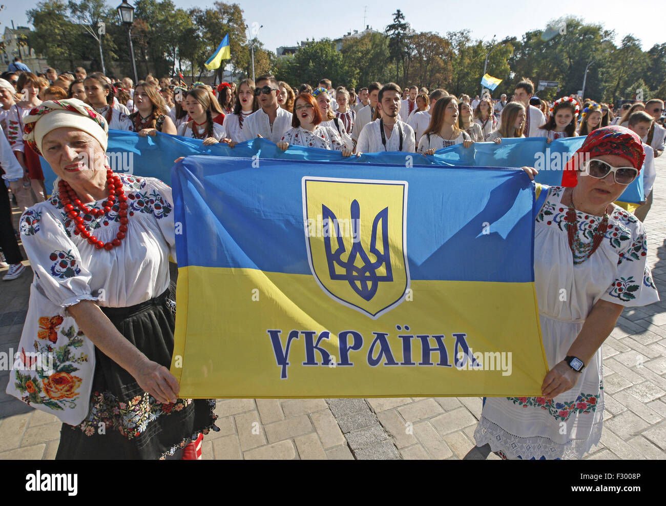 Kiew, Ukraine. 26. Sep 2015. Gekleidet in Vyshyvankas mit traditionellen Stickereien Ukrainer besuchen der "Marsch im Vyshyvankas" im Zentrum von Kiew, Ukraine, 26. September 2015. Vyshyvanka ist die slawische Trachten enthält Elemente des ukrainischen ethnischen Stickerei. Die Kleidung ist jetzt in der Ukraine immer beliebter da es Mode für alle Ukrainer und Patrioten betrachtet wird. Credit: Serg Glovny/ZUMA Draht/Alamy Live-Nachrichten Stockfoto