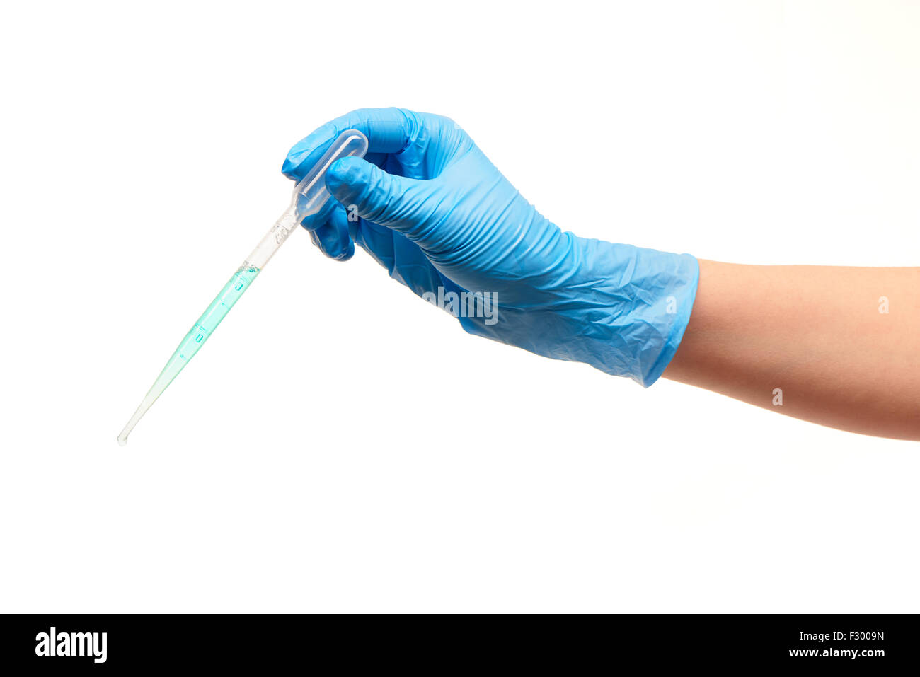 Nahaufnahme eines weiblichen Arzt Hand in blauen sterilisierte OP-Handschuh mit weißem Kunststoff medizinische Pipette mit blauen Medikament Agai gefüllt Stockfoto