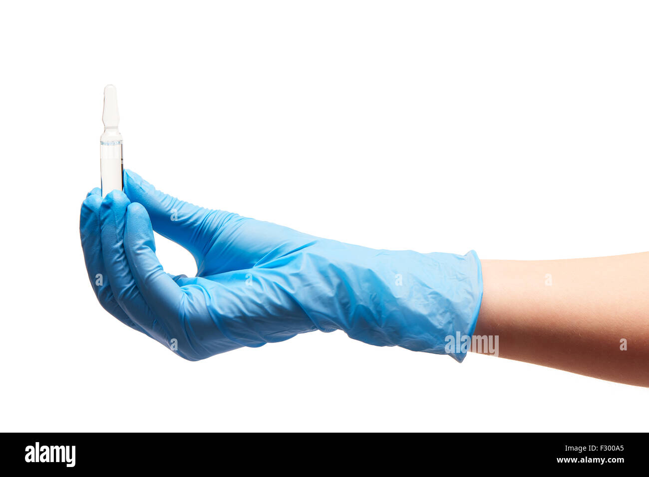 Nahaufnahme eines weiblichen Arzt Hand in blauen sterilisierte Operationshandschuh halten Transparente weiße Glasampulle mit einem Medikament gegen w Stockfoto
