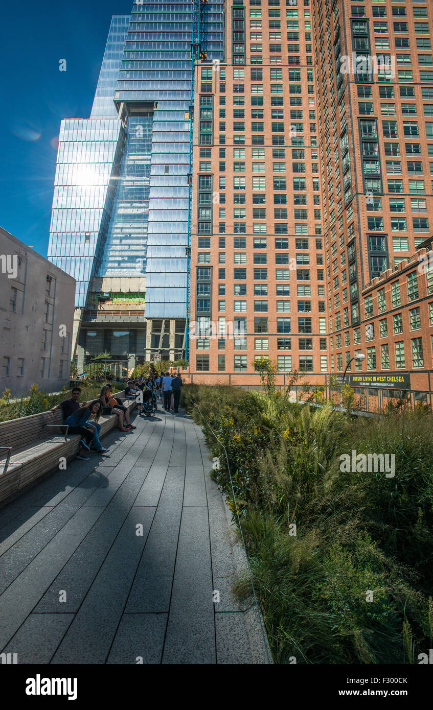 Die erhöhte lineare öffentlichen Stadtpark bekannt als die High Line gebaut auf einer stillgelegten Hochbahn Linie 15. September 2015 in New York City. Stockfoto