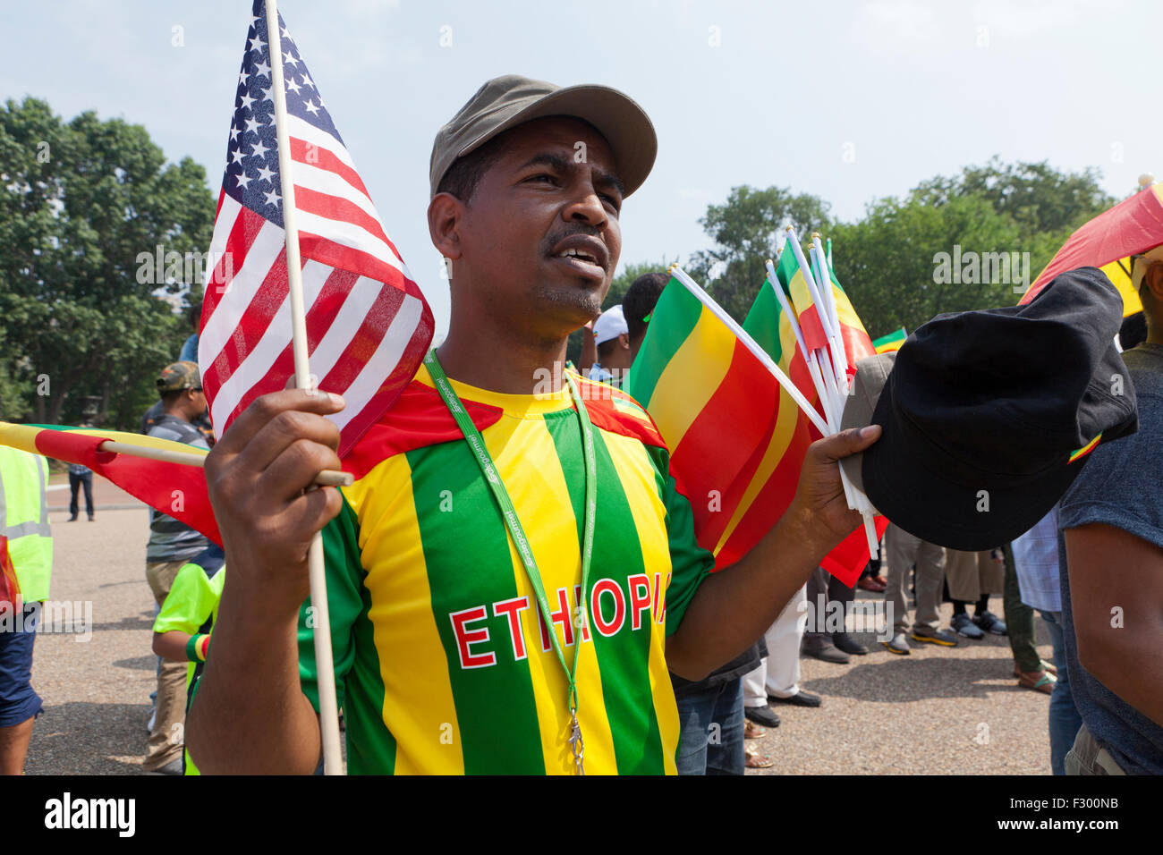 Mann, der Amerikaner und äthiopischen Fahnen bei Rallye - Washington, DC USA Stockfoto