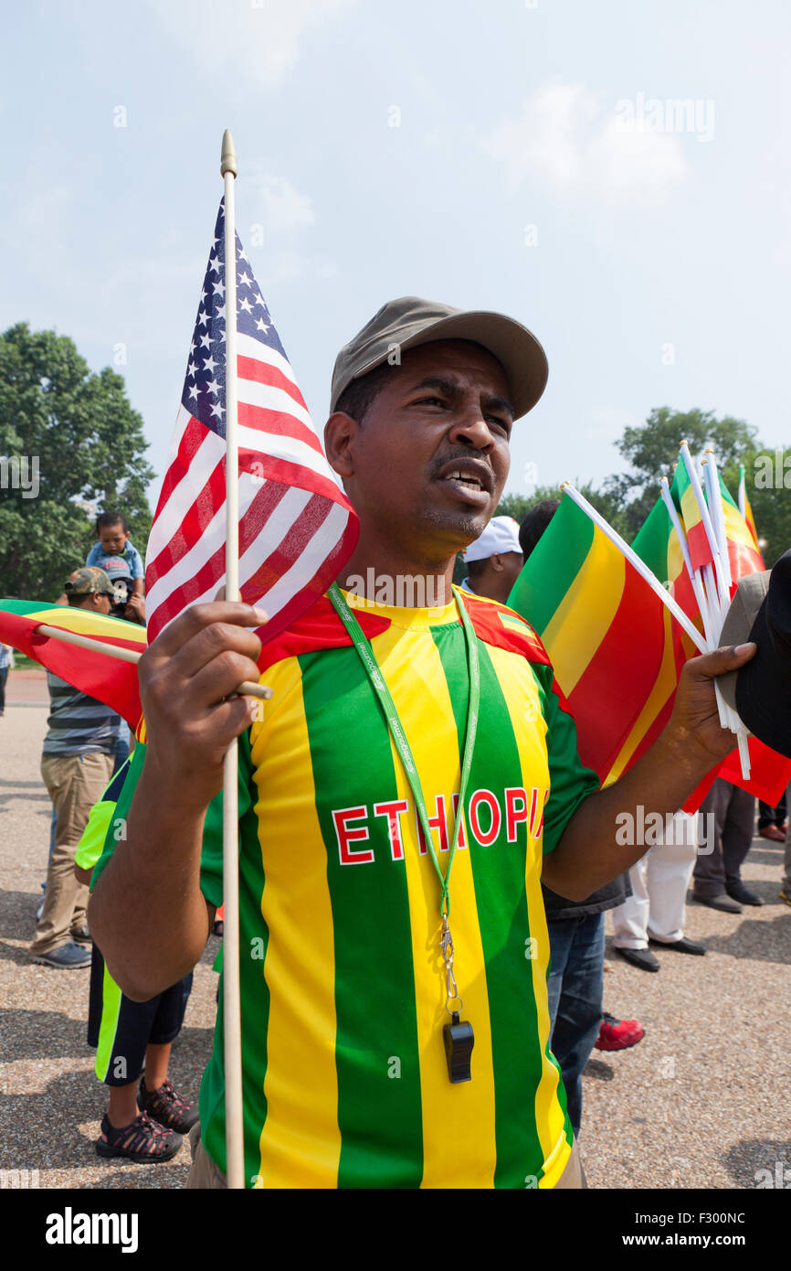 Mann, der Amerikaner und äthiopischen Fahnen bei Rallye - Washington, DC USA Stockfoto