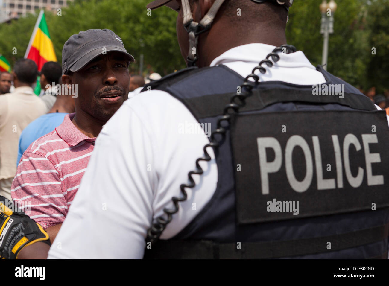 Polizist im Gespräch mit zivilen Demonstrant - USA Stockfoto