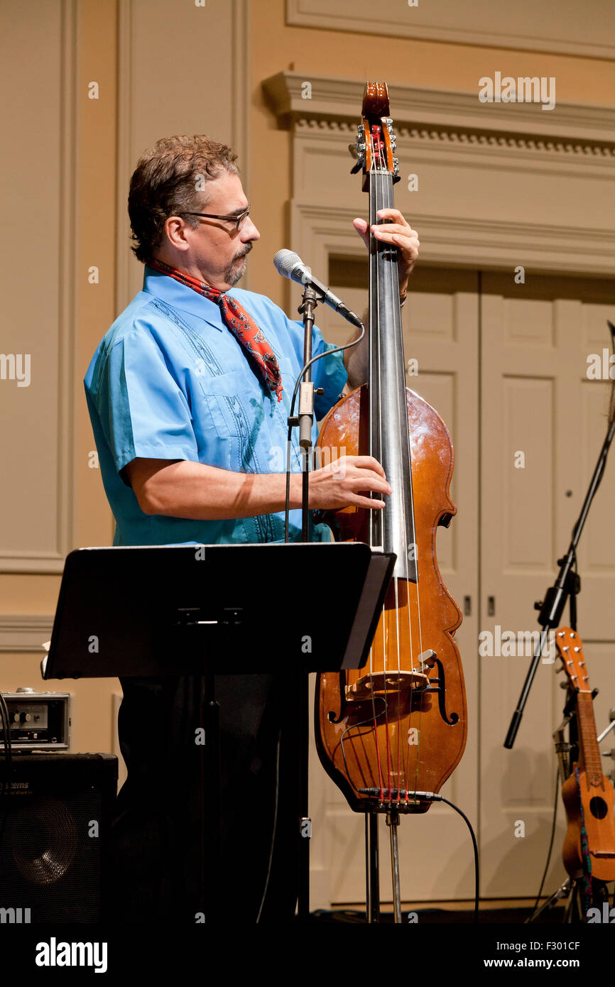 Man spielt electric upright Bass-Instrument auf der Bühne - USA Stockfoto