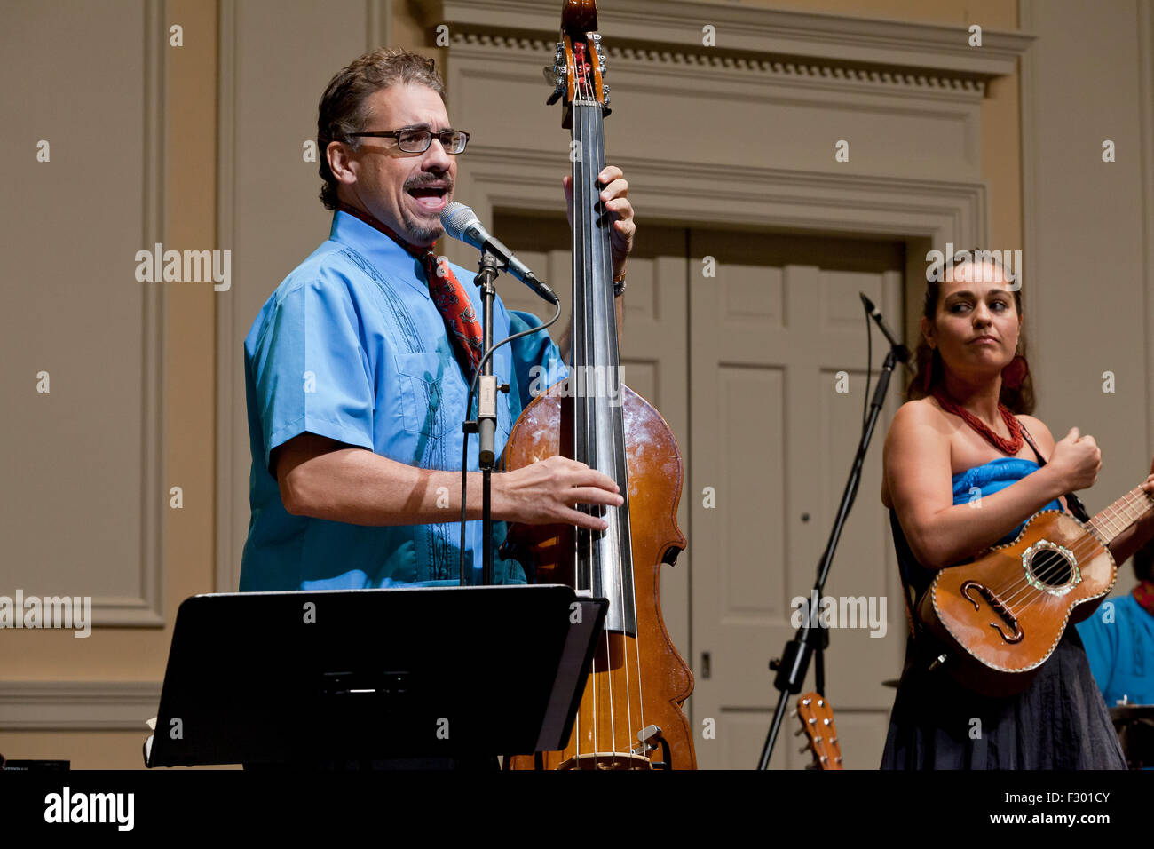 Man singt und spielt electric upright Bass-Instrument auf der Bühne - USA Stockfoto