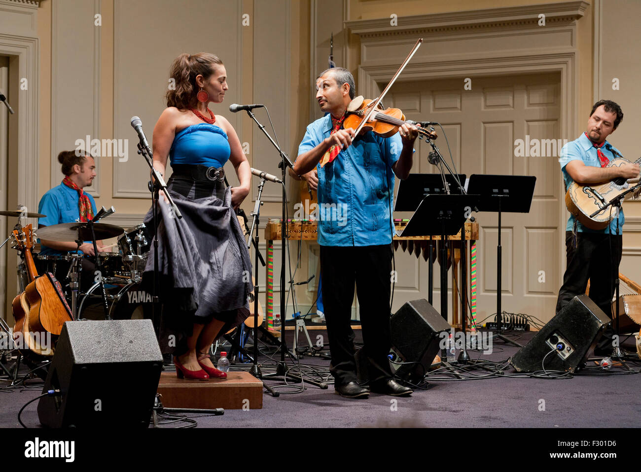 Mexikanische Geige Spieler und Tänzer auf der Bühne Stockfoto