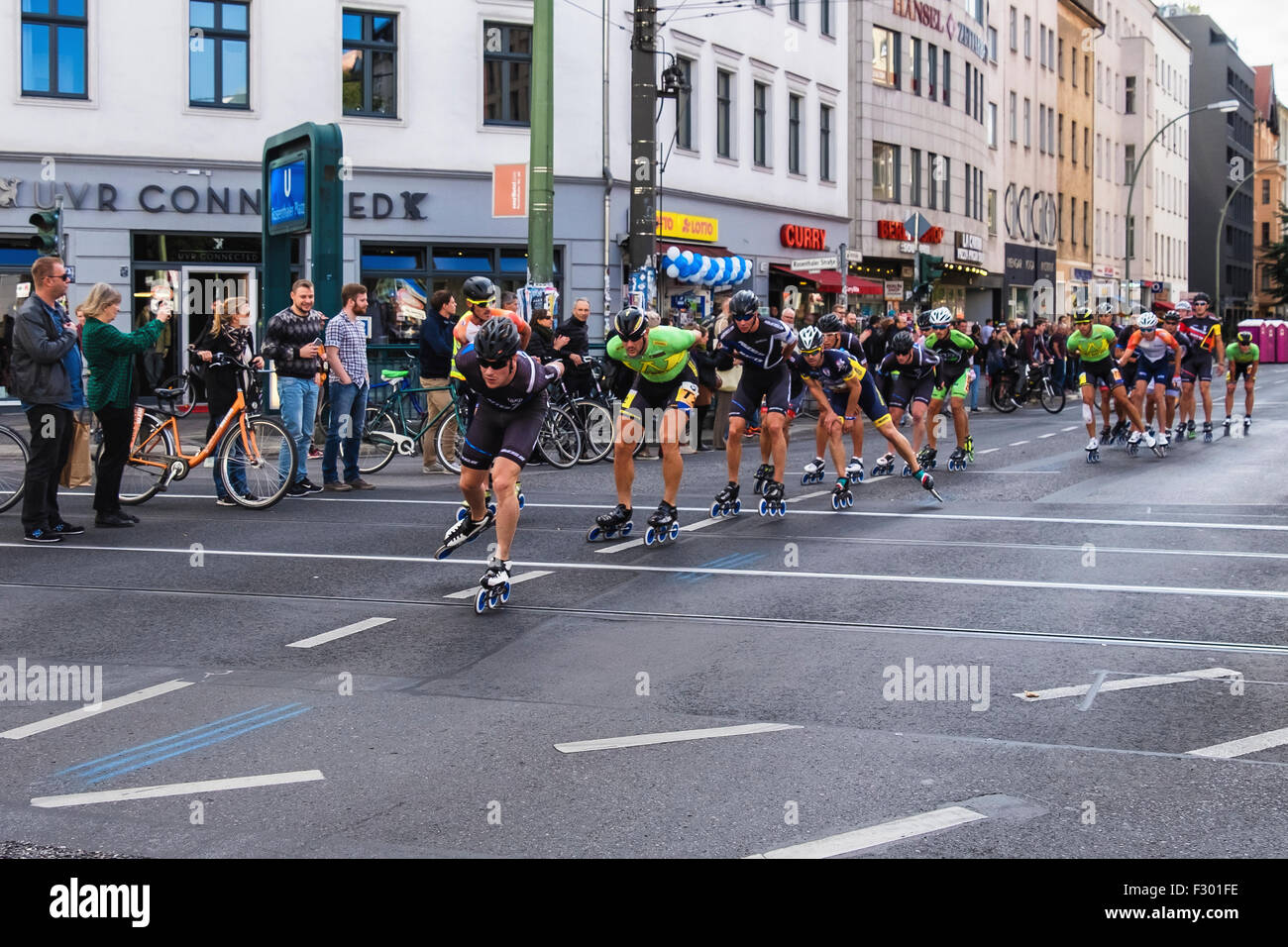 Berlin, Deutschland, 26. September 2015. 2015 BMW Berlin-Marathon. Inline-Skater und Roller Blader gingen auf die Straße um 15:30 heute, in der jährlich stattfindenden Inline skating Veranstaltung konkurrieren. Stockfoto