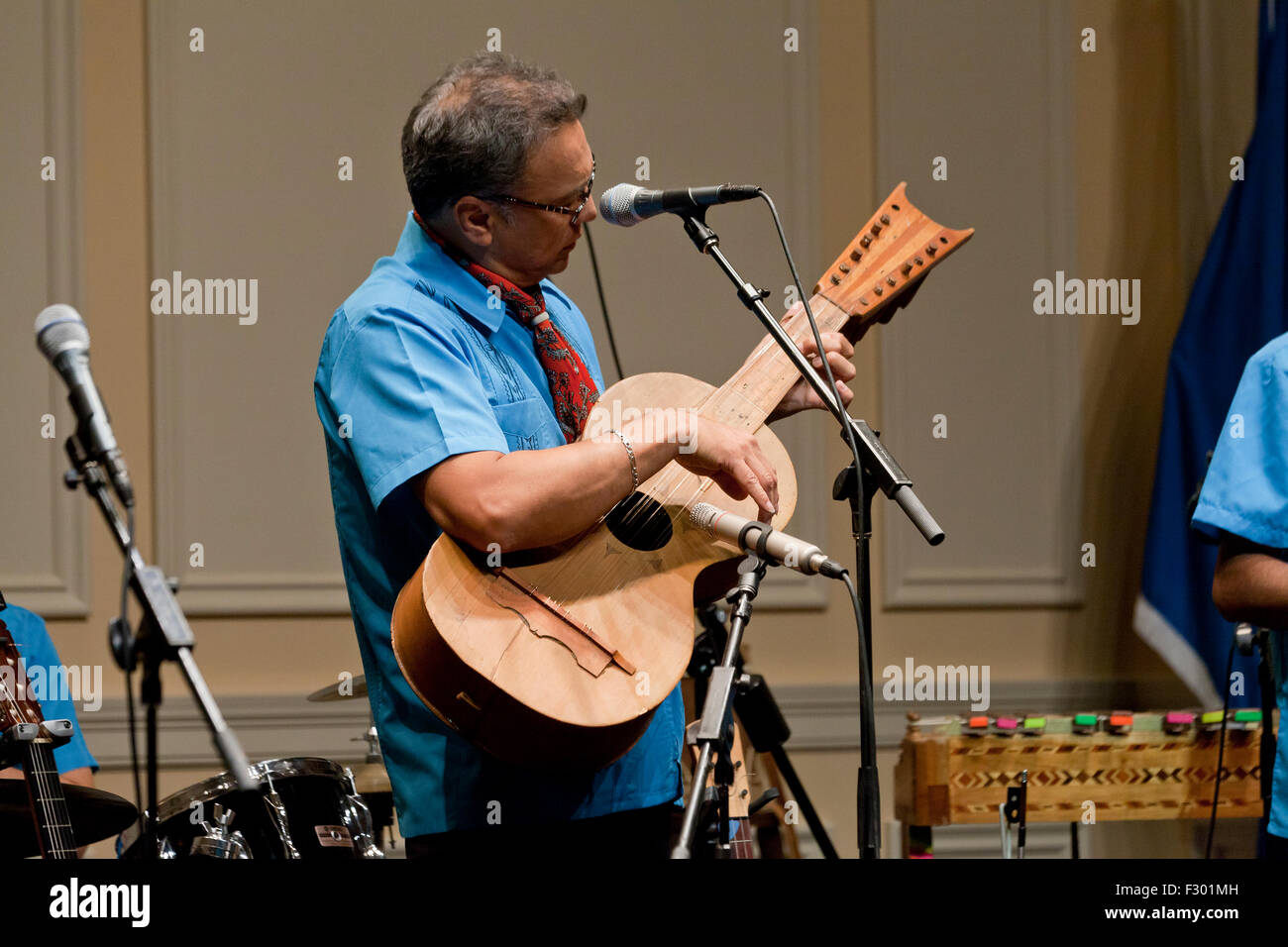 Man 12-saitige mexikanische Gitarre auf der Bühne - USA Stockfoto