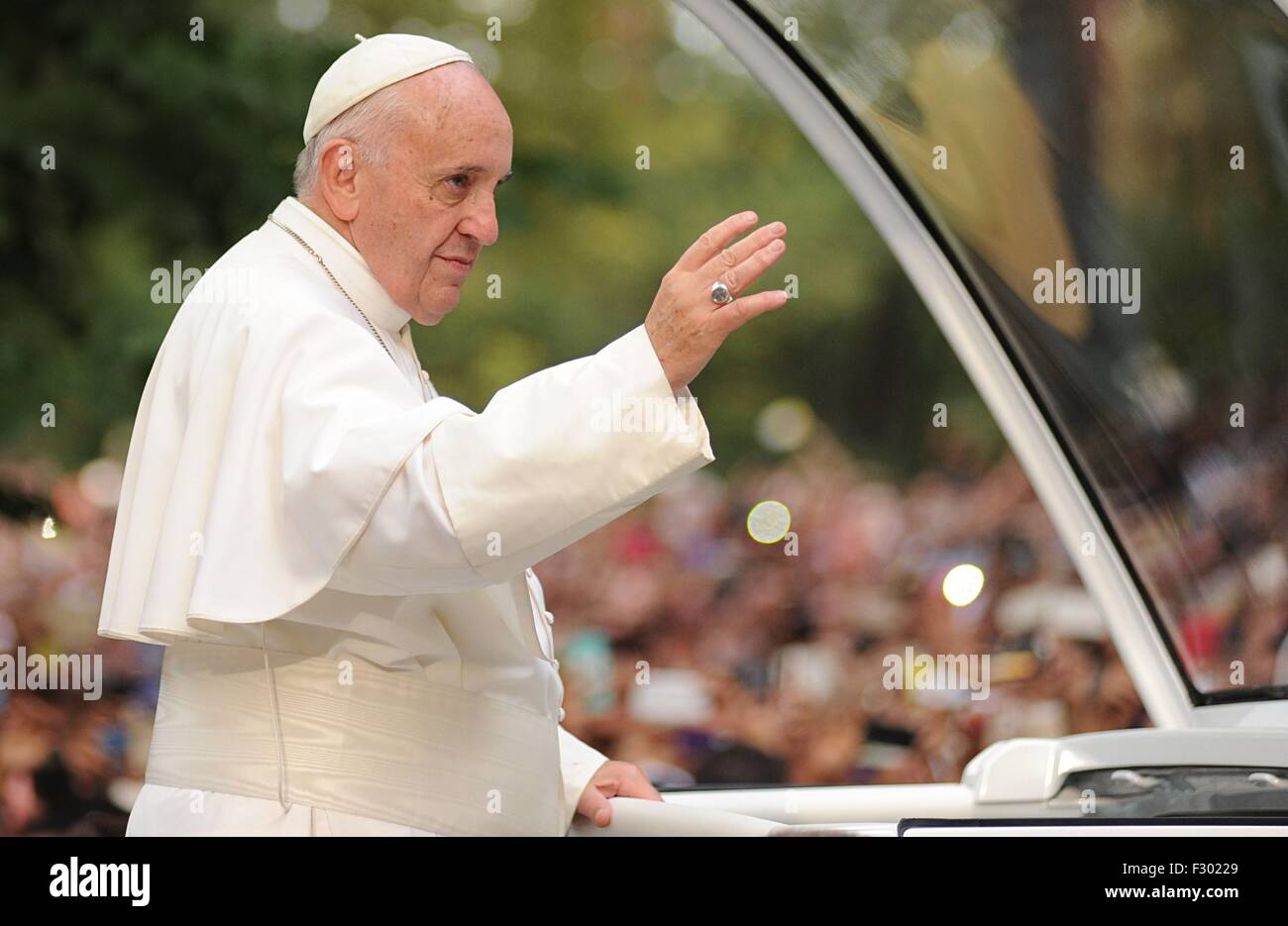 New York, NY, USA. 25. Sep 2015. Papst Francis, Bergoglio unterwegs für historischen Besuch von Papst Francis nach New York City, Autokolonne durch Central Park, New York, NY 25. September 2015. Bildnachweis: Kristin Callahan/Everett Collection/Alamy Live-Nachrichten Stockfoto