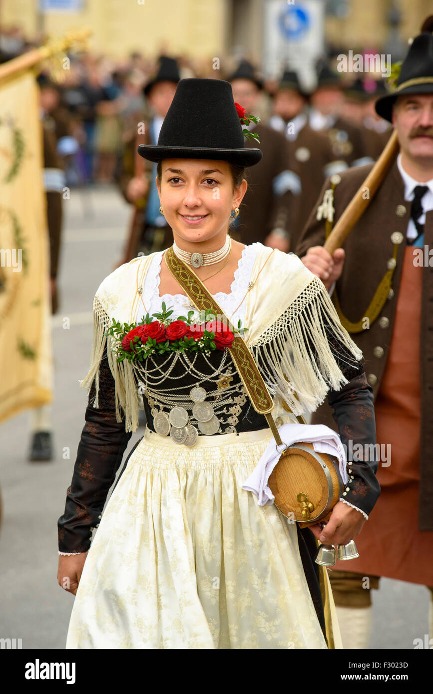 9000 Menschen statt in den Eröffnungsumzug des Oktoberfestes in München, der weltweit größten und beliebtesten Bierfest Stockfoto