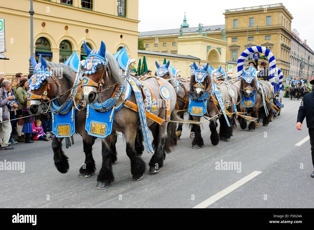 9000 Menschen statt in den Eröffnungsumzug des Oktoberfestes in München, der weltweit größten und beliebtesten Bierfest Stockfoto