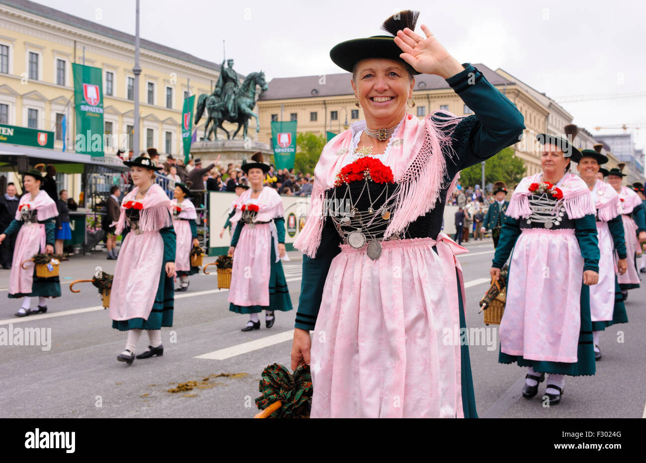 9000 Menschen statt in den Eröffnungsumzug des Oktoberfestes in München, der weltweit größten und beliebtesten Bierfest Stockfoto