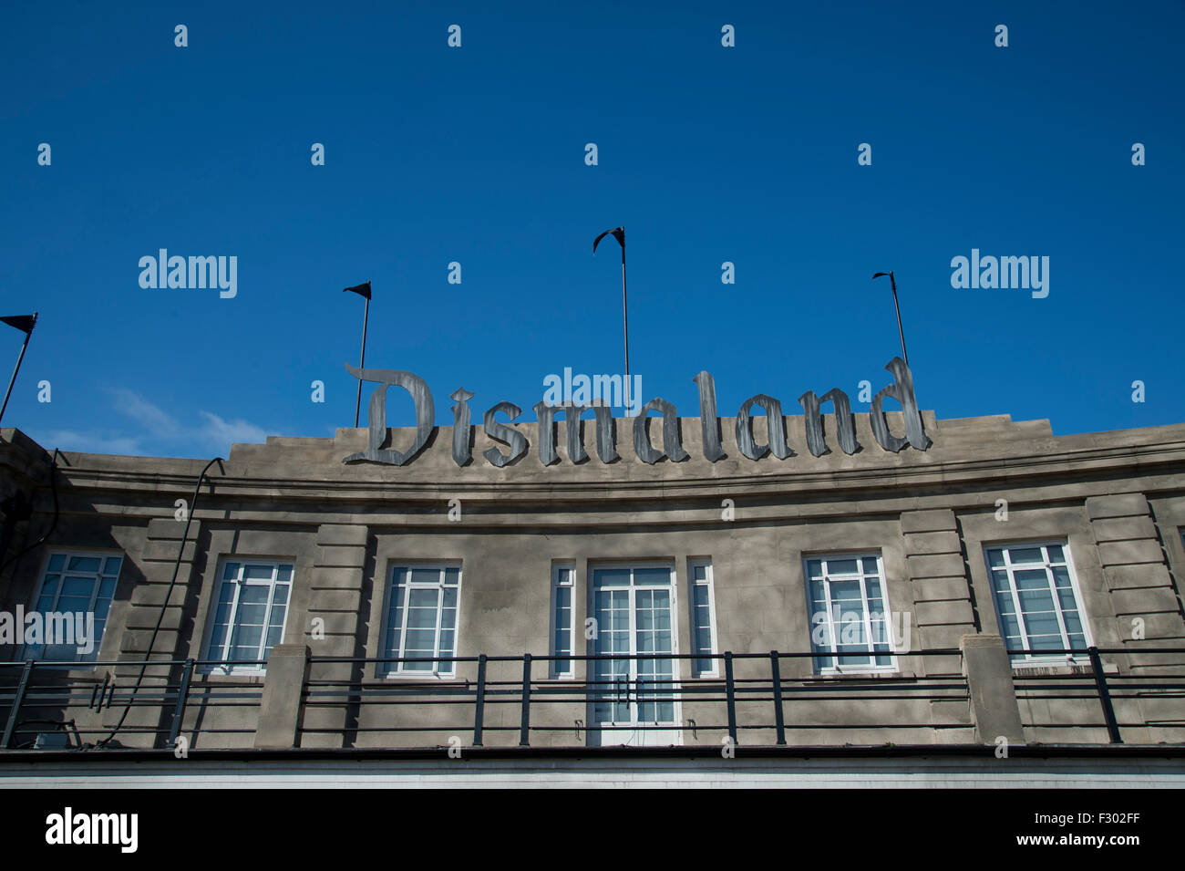 Dismaland, Verblüffung Park, Weston-Super-Mare. Somerset.  Arbeiten von über 50 Künstlern, organisiert von Banksy. Der Eingang. Stockfoto