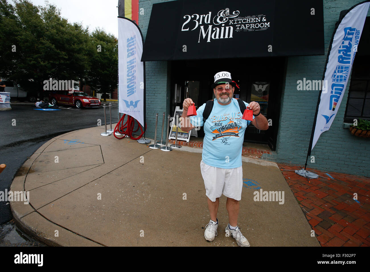 RICHMOND, VIRGINIA, 26. September 2015. Richmond, Virginia ansässige John Johnson Ringe Kuhglocken während 2015 UCI Road World Championships. Bildnachweis: Ironstring/Alamy Live-Nachrichten Stockfoto