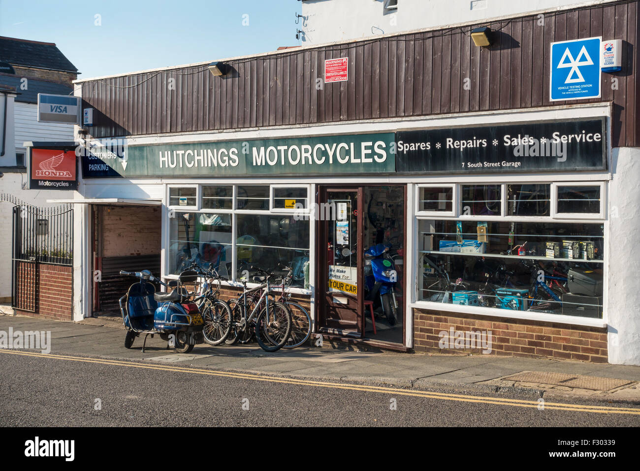 Motorrad und Fahrrad Reparatur Werkstatt Garage befassen sich Kent Stockfoto