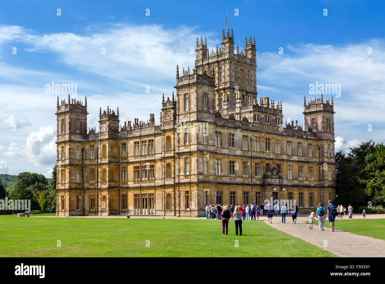 Touristen, die Schlange, um in Highclere Castle, Downton Abbey in der gleichnamigen TV-Serie, Hampshire, England, UK zu bekommen Stockfoto