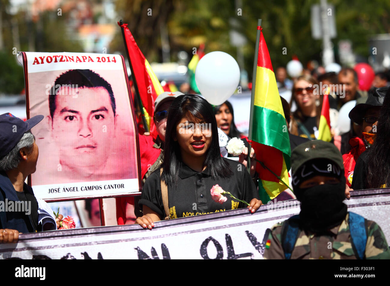 La Paz, Bolivien, 26. September 2015. Evaliz Morales Alvarado (Zentrum, Tochter des bolivianischen Präsidenten Evo Morales) führt einen marsch zur mexikanischen Botschaft in La Paz, um dem ersten Jahrestag des Verschwindens von 43 Studenten in Mexiko zu gedenken. Die Studenten verschwanden in der Nacht des 26. September 2014 in der Stadt Iguala im Bundesstaat Guerrero. Die Behandlung des Falls durch die mexikanische Regierung wurde weithin kritisiert, und ein Team der Interamerikanischen Menschenrechtskommission fand eine Reihe von Fehlern in der Untersuchung der Regierung. Stockfoto