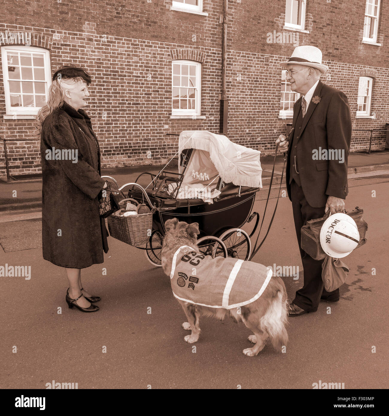 1940er Jahre Re-Enactment Reenactor Arzt mit Frau und Rettungshund Stockfoto