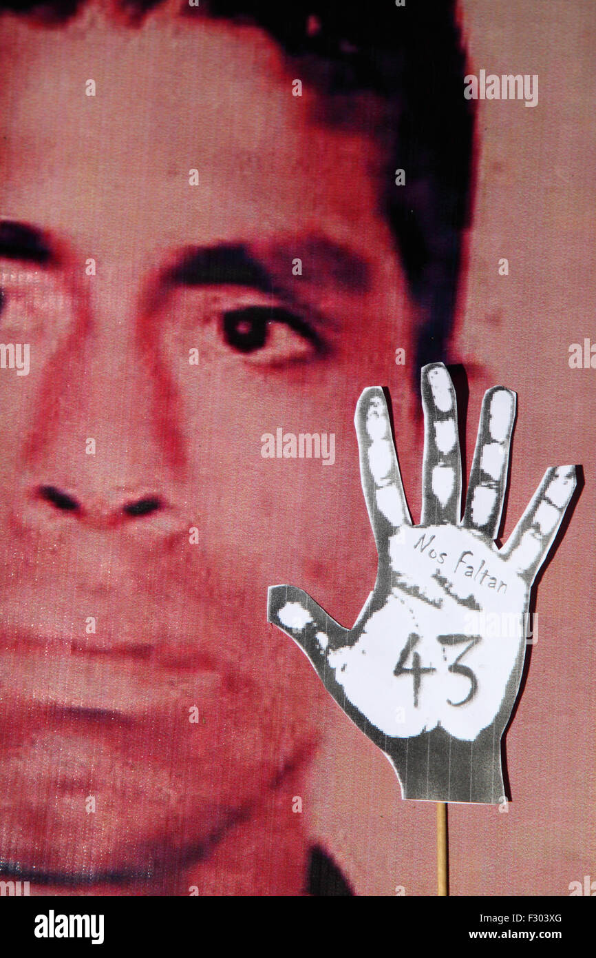 La Paz, Bolivien, 26. September 2015. Ein Foto von einem der 43 vermissten Studenten und eine Papierhand mit dem Schriftzug „Nos falta 43“ („43 sind vermisst“) vor der mexikanischen Botschaft in La Paz. Heute ist der erste Jahrestag ihres Verschwindens. Die Schüler, die von einer Lehrerschule in Ayotzinapa stammten, verschwanden in der Nacht des 26. September 2014 in der Stadt Iguala im Bundesstaat Guerrero. Die Behandlung des Falls durch die mexikanische Regierung wurde weithin kritisiert, und ein Team der Interamerikanischen Menschenrechtskommission fand eine Reihe von Fehlern in der Untersuchung der Regierung. Stockfoto