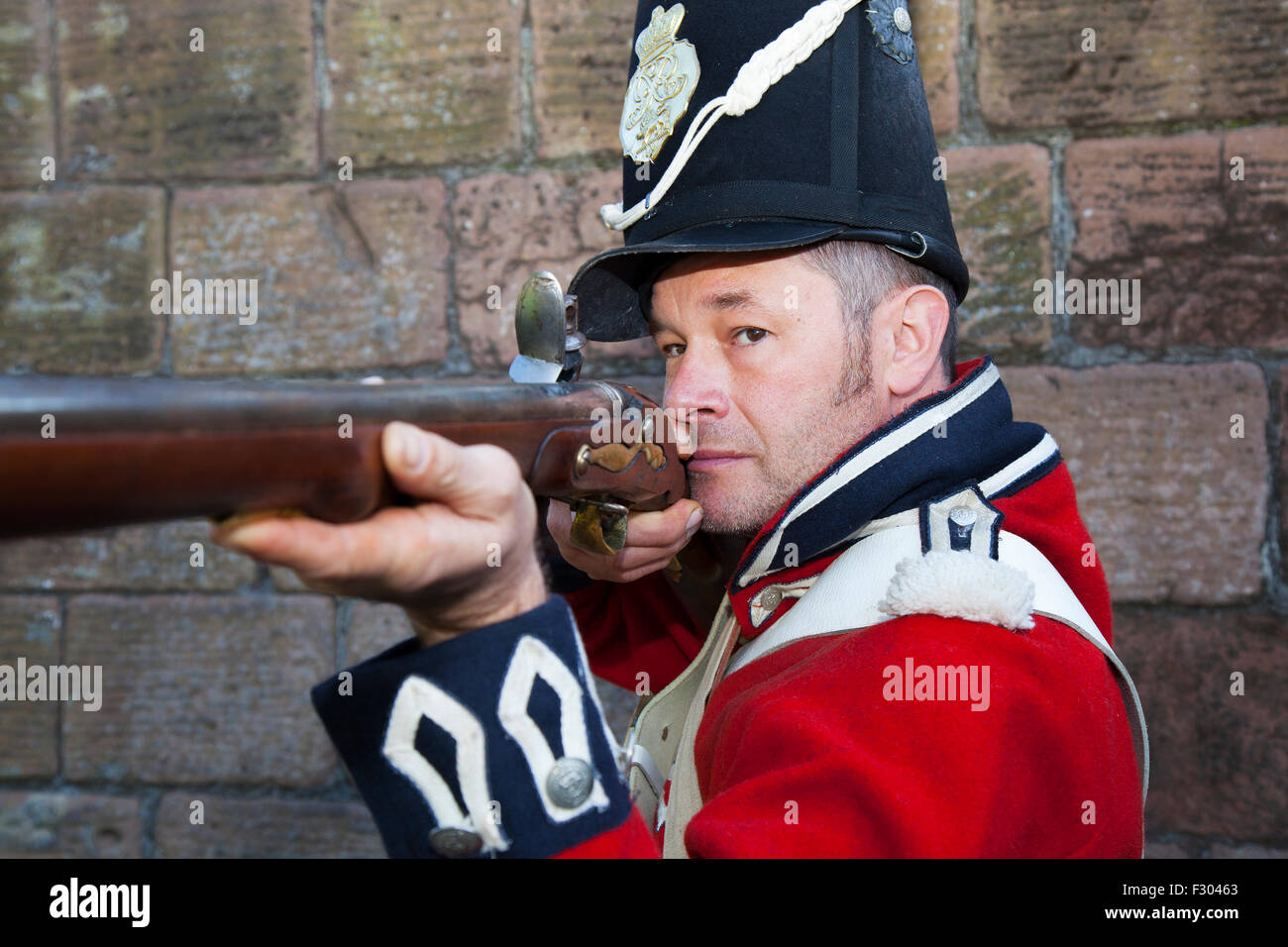 Nick Barlow in der Schlacht von Waterloo Reenactment und Gedenkfeiern zum 200. Jahrestag. Die Gemeinde feierte der Schlacht Bicentennial mit authentischen Schauspielern, bewaffnet mit Gewehren und Munition und gekleidet Uniformen der Periode, Re-enacting die Schlacht wie entfaltet.  Die Veranstaltung in "Potters Scheune Park" nahmen Hunderte von Einheimischen, die Schlacht zu sehen, nach der die Stadt benannt wurde. Der Gebäude einschließlich der Grad II aufgeführten Töpfer Scheune-Park-Gebäude, befinden sich Nachbildungen von denen in Waterloo, Belgien.  Bildnachweis: Cernan Elias/Alamy Live-Nachrichten Stockfoto