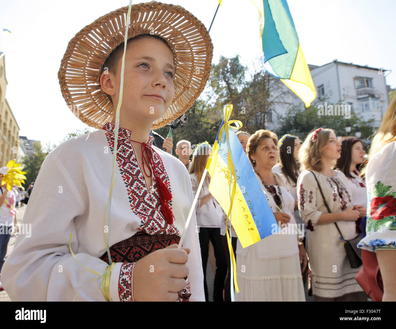 Kiew, Ukraine. 26. Sep 2015. Ukrainisch in Vyshyvanka mit traditionellen Stickereien gekleidet besuchen den "Marsch im Vyshyvankas". Vyshyvanka ist die slawische Trachten enthält Elemente des ukrainischen ethnischen Stickerei. Die Kleidung ist jetzt in der Ukraine immer beliebter da es Mode für alle Ukrainer und Patrioten betrachtet wird. Bildnachweis: Vasyl Shevchenko/Pacific Press/Alamy Live-Nachrichten Stockfoto