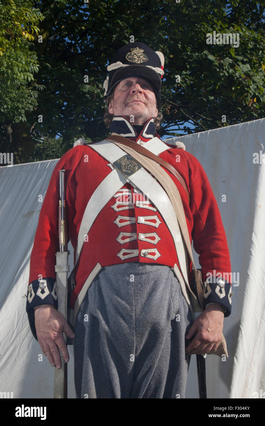 Crosby, Liverpool, Merseyside. UK 26. September 2015. Schlacht von Waterloo Reenactment und Gedenkfeiern zum 200. Jahrestag. Die Gemeinde feierte der Schlacht Bicentennial mit authentischen Schauspielern, bewaffnet mit Gewehren und Munition und gekleidet Uniformen der Periode, Re-enacting die Schlacht wie entfaltet.  Die Veranstaltung in "Potters Scheune Park" nahmen Hunderte von Einheimischen, die Schlacht zu sehen, nach der die Stadt benannt wurde. Der Gebäude einschließlich der Grad II aufgeführten Töpfer Scheune-Park-Gebäude, befinden sich Nachbildungen von denen in Waterloo, Belgien.  Bildnachweis: Cernan Elias/Alamy Live Stockfoto