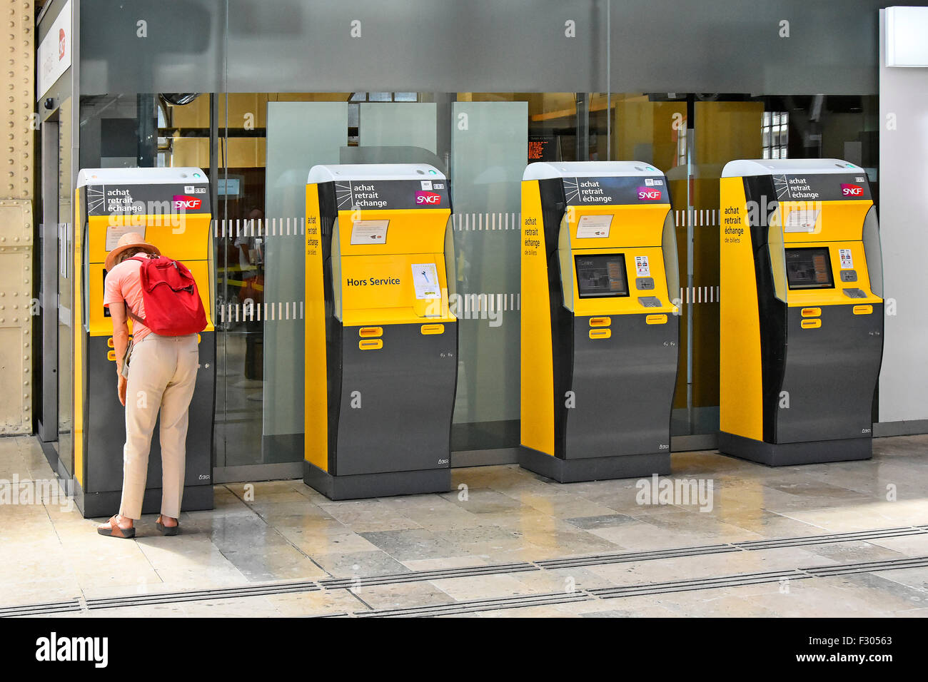 Passagierkunden des französischen Bahnhofs Marseille Saint Charles, die automatisierte Reisekartenautomaten der SNCF nutzen Frankreich EU Stockfoto