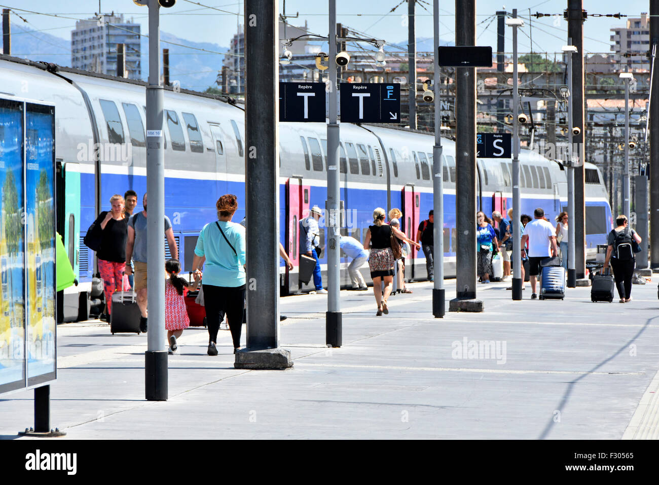 Französischen SNCF TGV-high-Speed-Personenzug bei Marseille Saint Charles France Zug Bahnhof mit Reisenden auf Plattform mit Gepäck Sonnentag Stockfoto