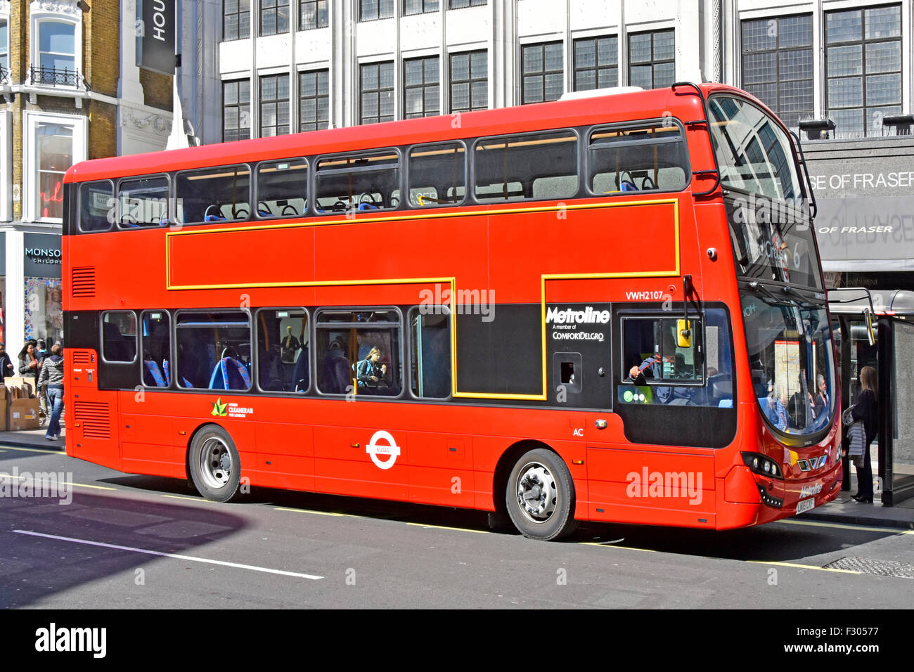 London Bus rot Doppeldecker öffentlicher Nahverkehr Hybrid Cleaner Air Bus Metroline Betreiber keine externe Werbung an der Bushaltestelle Oxford Street England Großbritannien Stockfoto