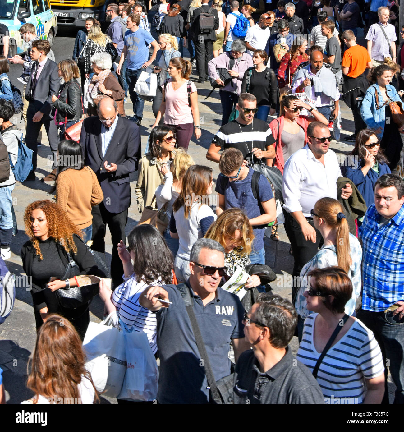 Luftaufnahme von Menschen von oben in der Londoner West End-Einkaufsstraße mit Touristen auf überfüllten Gehwegen im Oxford Circus London England UK Stockfoto