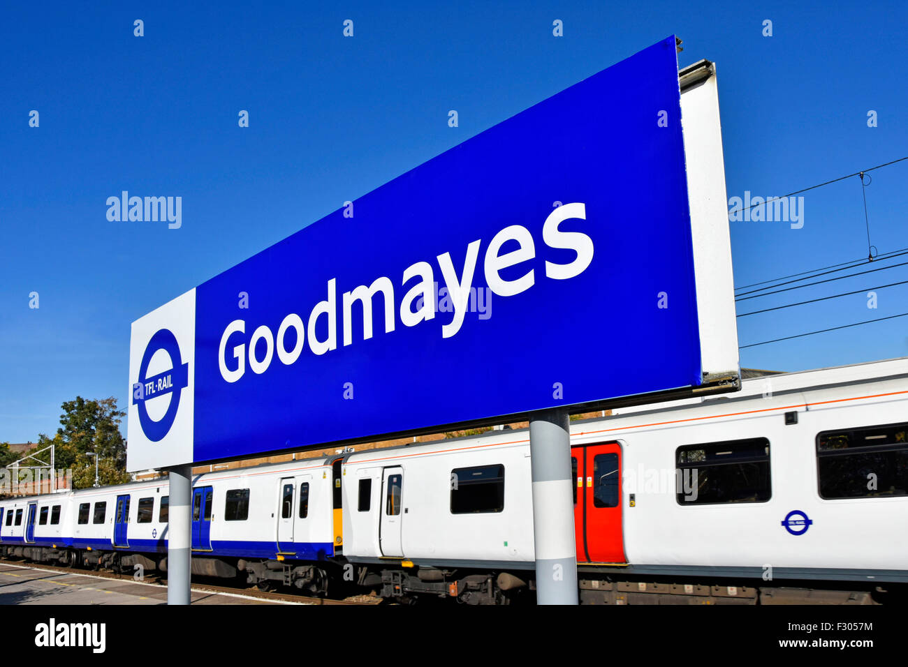 Neue 2015 s-Bahnstation blaue Beschilderung von TFL vor Änderungen an Elizabeth Linie bei Crossrail Betrieb beginnt & Halt an Goodmayes Stockfoto