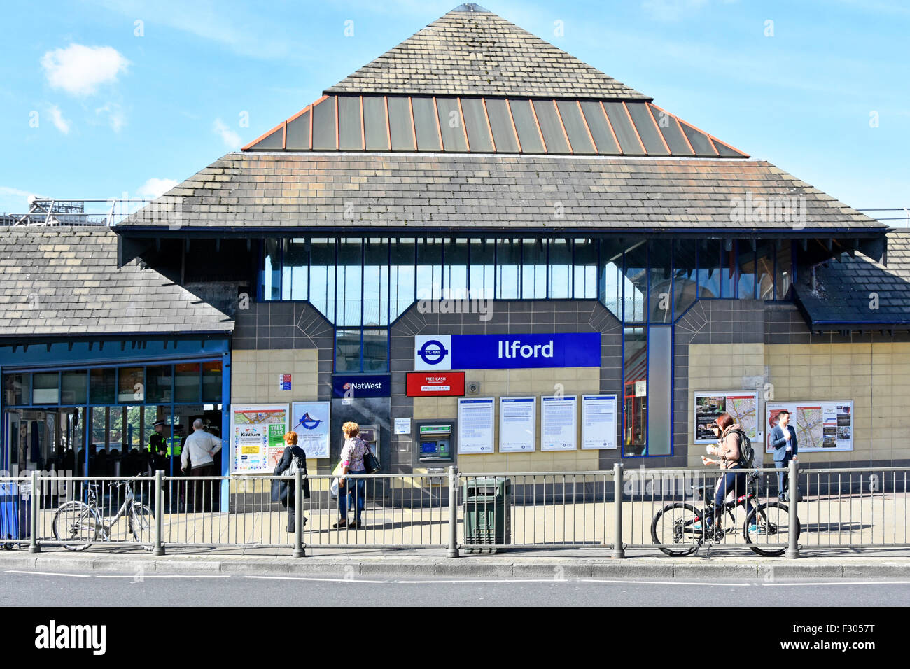 Ilford Ostlondon s-Bahnhof & neue Beschilderung TFL übernehmen Metro Pendler Zugverbindungen nach Liverpool Street bereit für Crossrail Elizabeth Linie Stockfoto