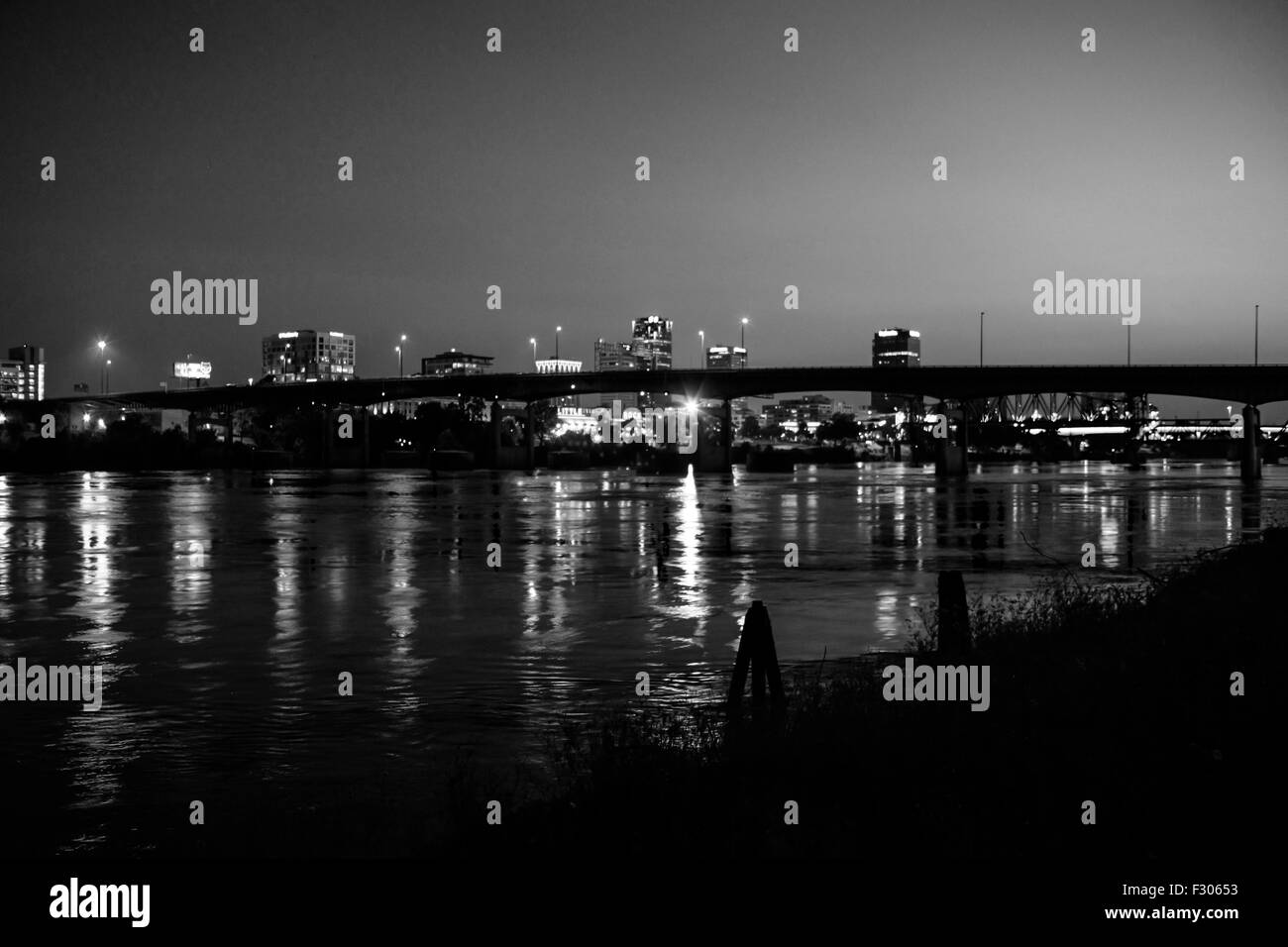 Ansicht von Little Rock City und die I-30 Brücke über den Arkansas River bei Nacht Stockfoto
