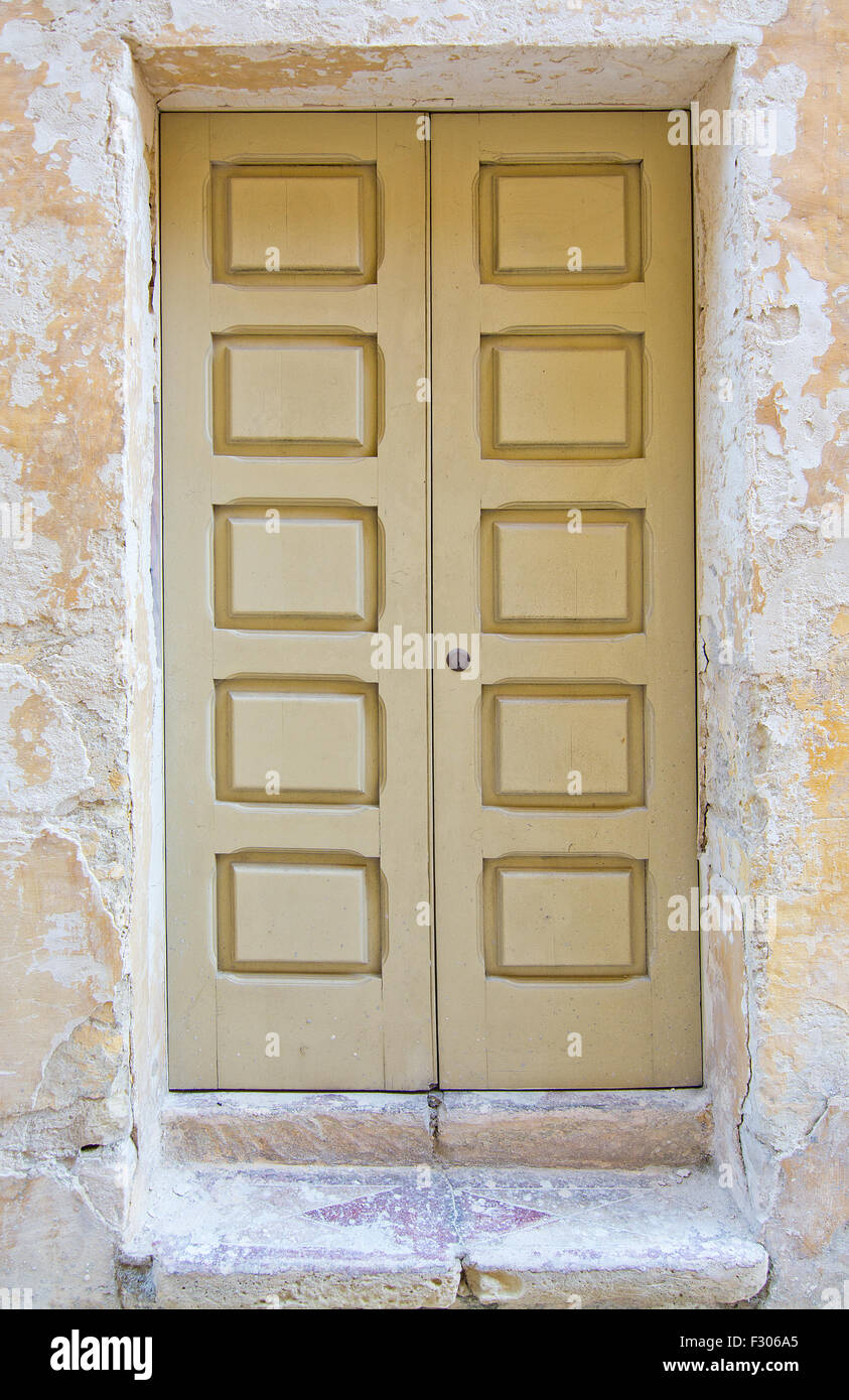 Beige Tür mit quadratischen Design-Pattern. Bemalten Türen der Malta-Serie. Stockfoto