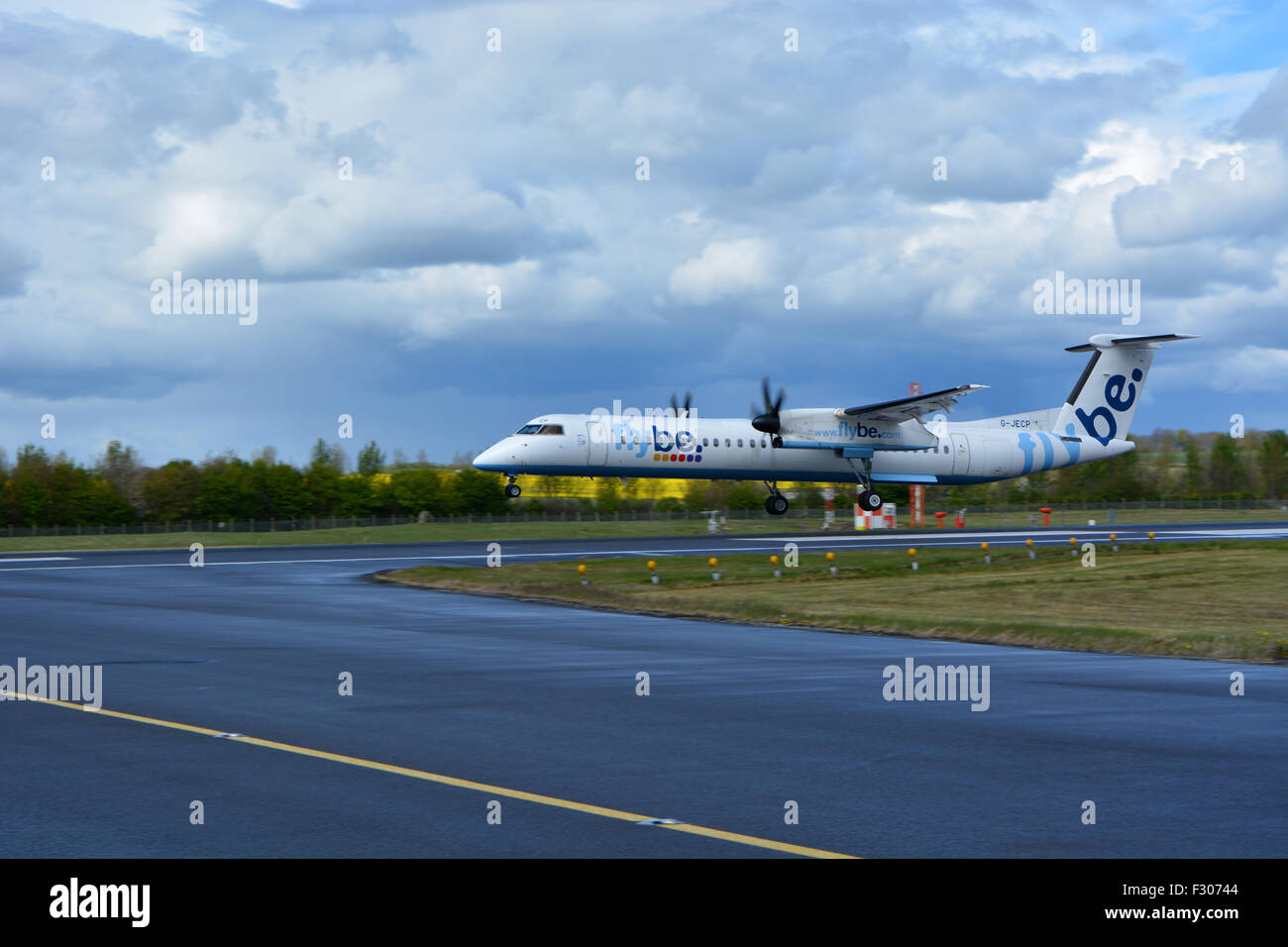 Eine Dash 8 Q400 Flybe Landung auf der Piste 24 in Edinburgh im Sommer 2015 aus Belfast, UK. Stockfoto