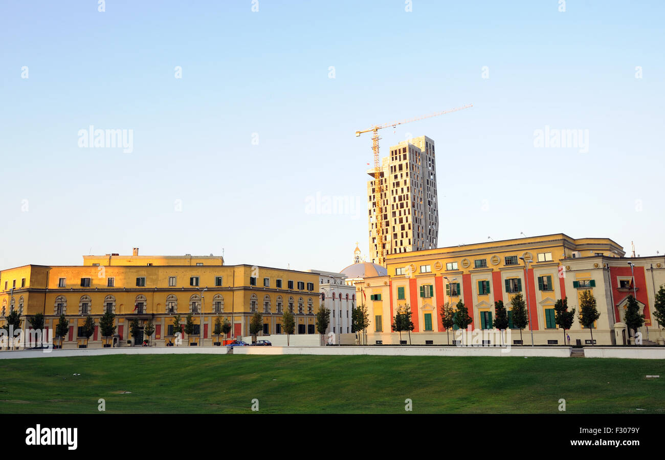 Ein neues Hochhaus erhebt sich über dem Ministerium Gebäude rund um Skanderbeg-Platz, Tirana, Albanien. Stockfoto