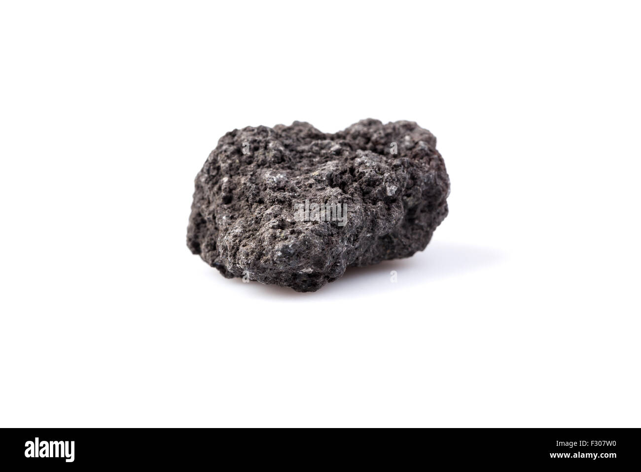 Schwarze Lava-Gestein vom Vulkan auf weißem Hintergrund Stockfoto
