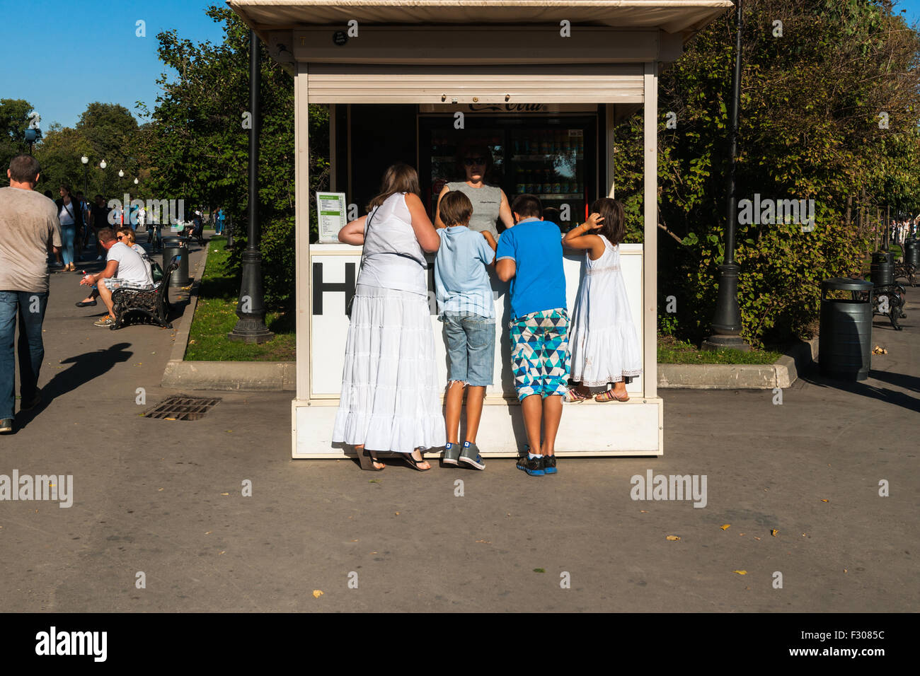 Moskau, Russland. Samstag, 26. September 2015. Warm, weich, ruhig und in der Regel sehr komfortabel Wochenende in Moskau, Russland. Die Temperatur + 26 Grad C (78,8 ° F) erinnert an letzten Sommer. Viele Menschen und Familien verbringen den Tag im Freien. Moskauer überflutet die Moskauer Gorki-Park sowie anderen Parks der Stadt. Wichtige geschäftliche das Eis zu kaufen. Unbekanntes kleine Mädchen ist auf Zehenspitzen mit Eifer zu den größten und süßesten Stück der Süßigkeiten. Bildnachweis: Alex Bilder/Alamy Live-Nachrichten Stockfoto