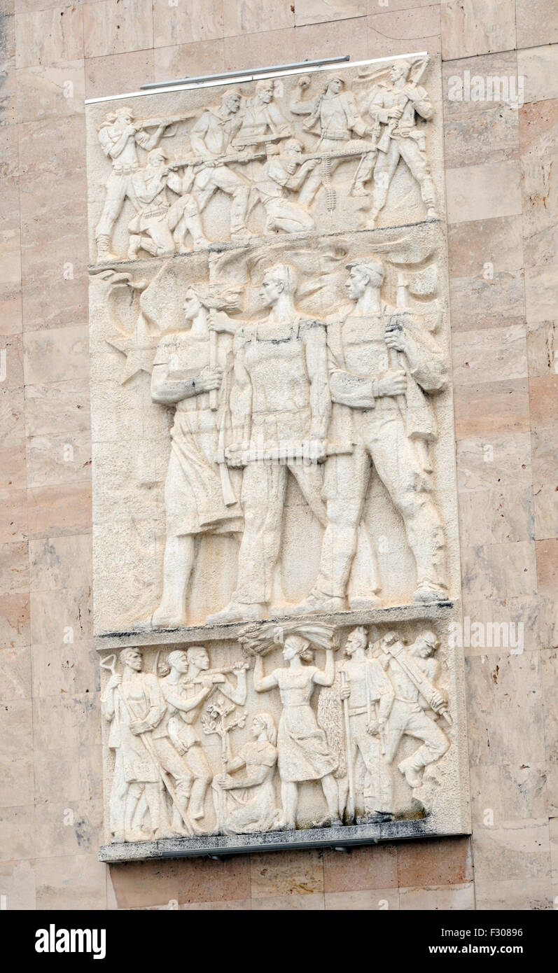 Bas Reliefplatte mit heroischen albanische Arbeiter und Soldaten. E Kombit dëshmorët Boulevard, Tirana, Albanien. Stockfoto