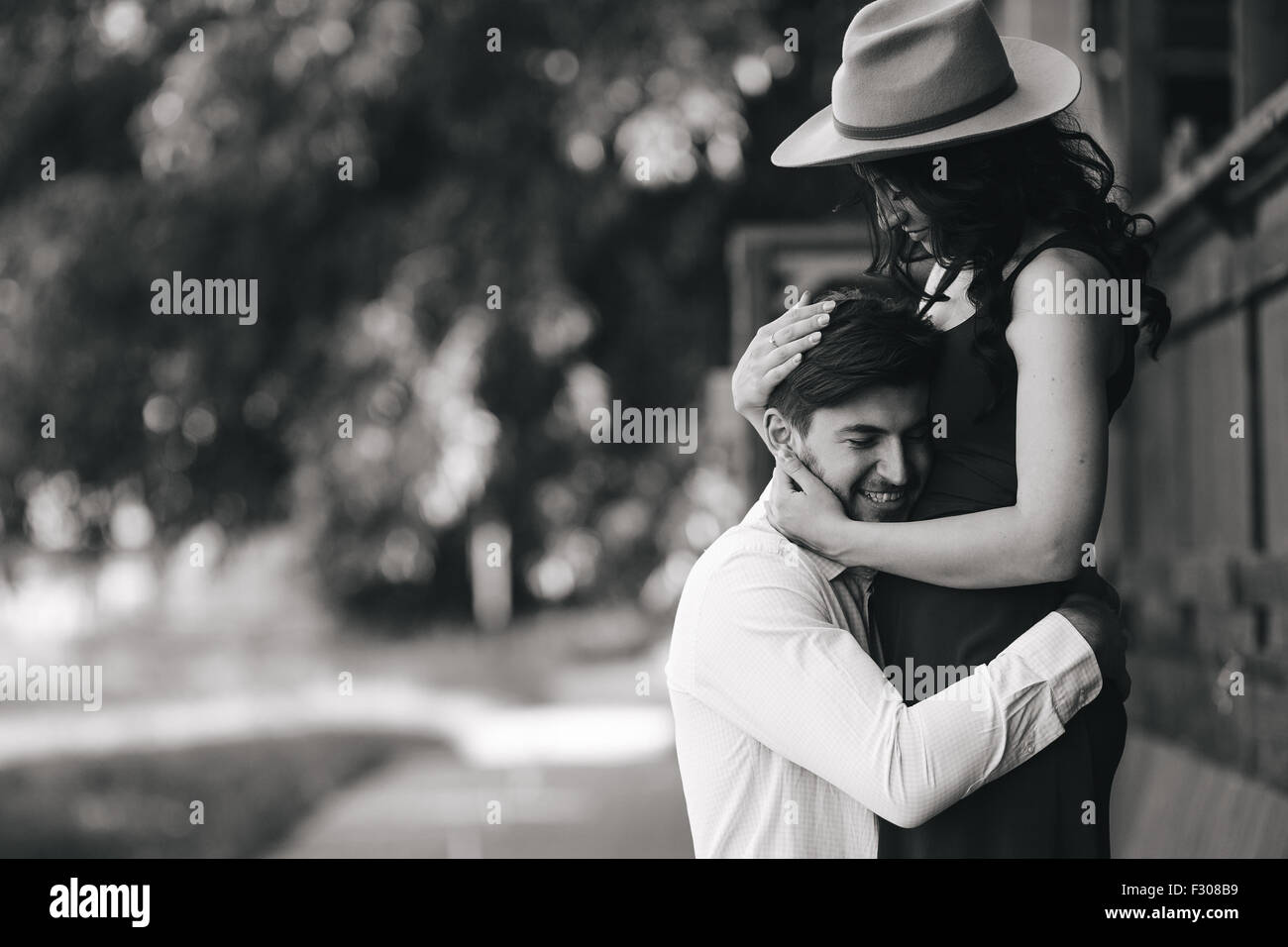 Mann und Frau umarmen einander Stockfoto
