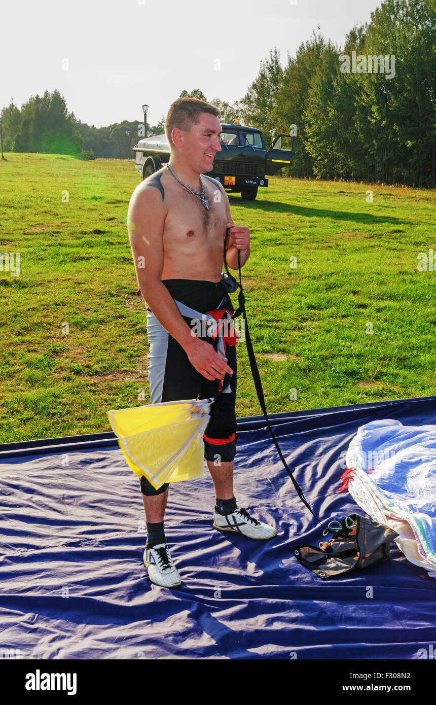 Fallschirmspringer - 2014. Verpackung von Fallschirmen. Stockfoto