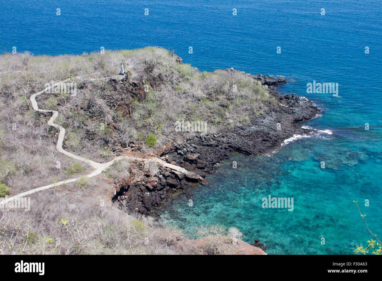 Wanderweg auf der Westseite der Insel San Cristobal, gesehen von Cerro Tijeretas (Frigate Bird Hill), Galapagos-Inseln Stockfoto