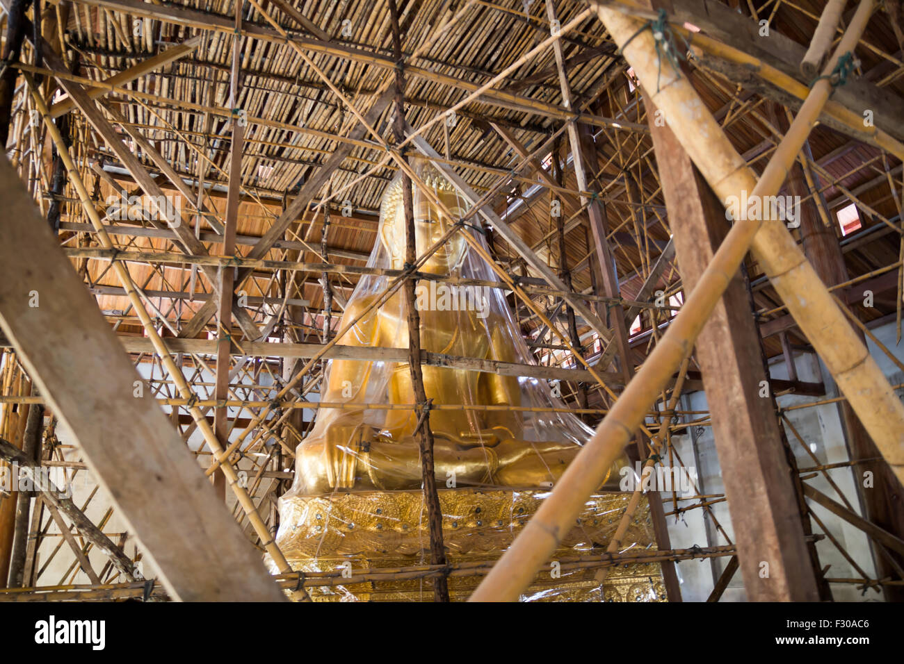 Buddha-Statue unter Bau Tempel Stockfoto