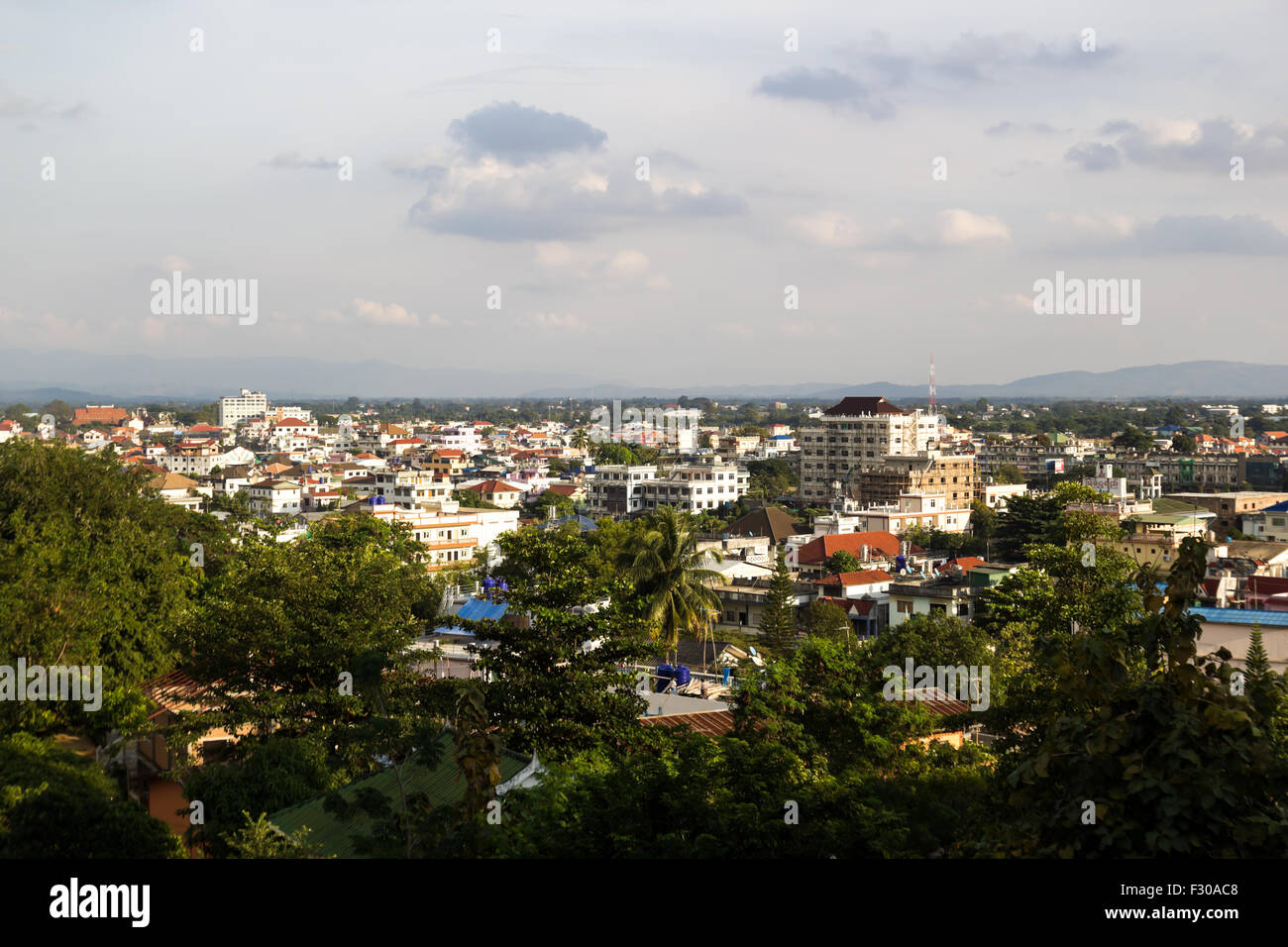 Gebäude und Baum anzeigen Tachileik Shwedagon-Pagode Stockfoto
