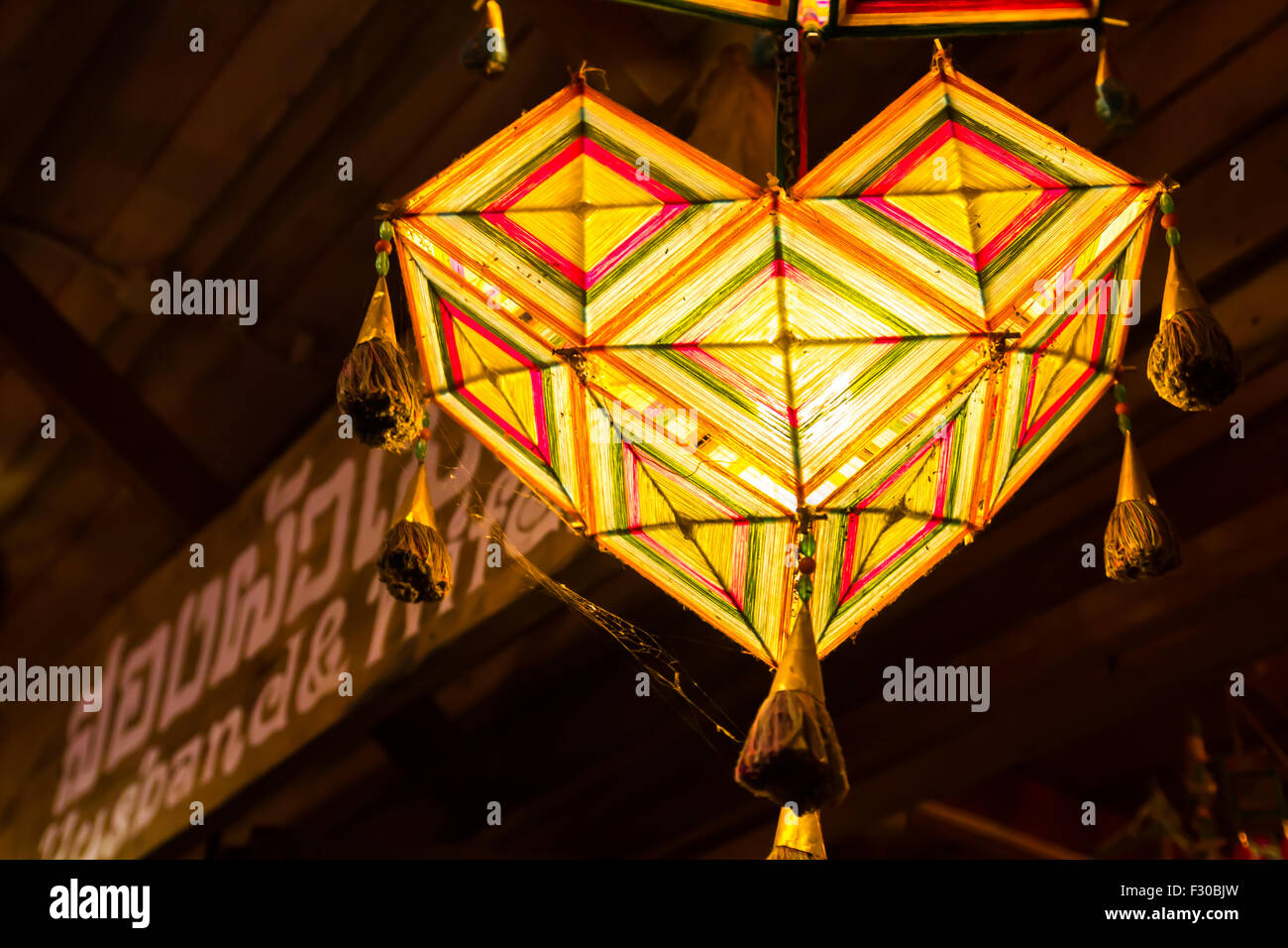 Handgefertigte Lampe unter der Decke der Geschenk-Shop, Chiang Khan, Thailand Stockfoto